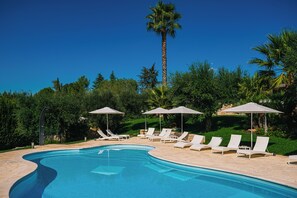 Sæsonbestemt udendørs pool, åben fra kl. 10.00 til kl. 19.30, parasoller
