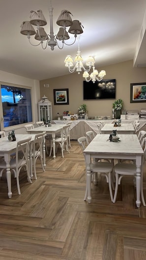 Free daily local cuisine breakfast - B&B Una Perla Nel Verde (Putignano)