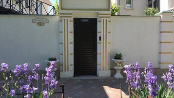 Pintu masuk properti