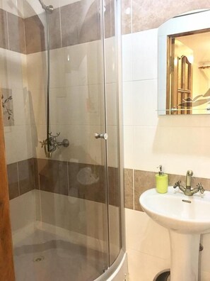 Dusche, Regendusche, Haartrockner, Hausschuhe