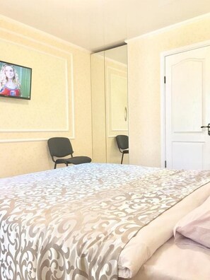 Bureau, chambres insonorisées, fer et planche à repasser, Wi-Fi gratuit