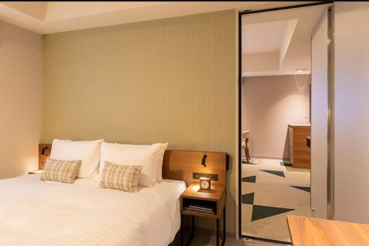 Een kluis op de kamer, een bureau, gratis wifi, beddengoed