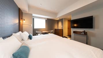 Una habitación de hotel moderna con una cama grande, un escritorio, una silla, un televisor y una ventana.