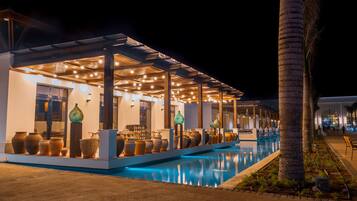 11 restaurantes; se sirve desayuno y almuerzo; cocina internacional