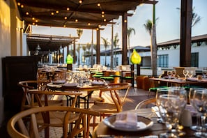 10 restaurants, breakfast, lunch, dinner served; international cuisine