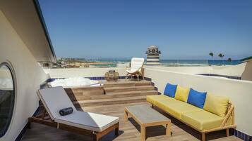 Privilege Junior Suite Vista Piscina Roof Top | Free minibar, in-room safe, desk, laptop workspace