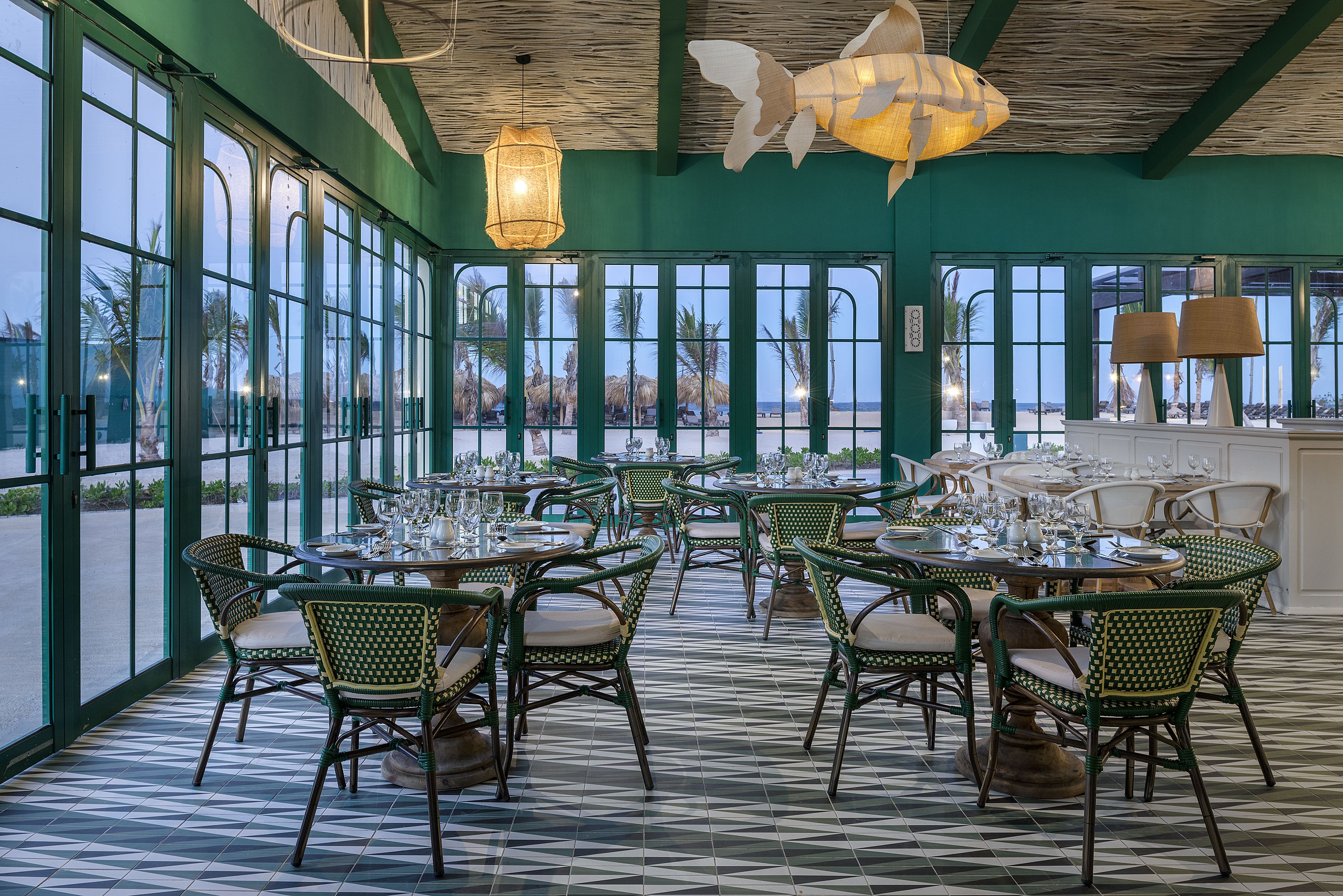 11 restaurantes; se sirven desayunos, comidas y cenas