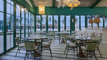 11 restaurantes; se sirven desayunos, comidas y cenas