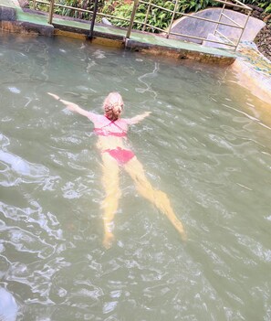A person swimming in a pool with steps leading up to a railing. - Train View Chalet (Bandarawela)