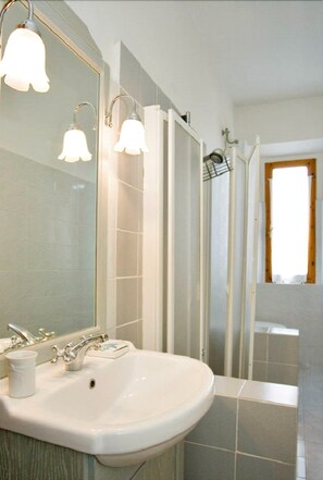 Appartement, 1 slaapkamer | Badkamer | Een douche, gratis toiletartikelen, badjassen, een bidet
