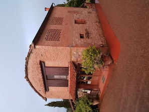 Façana frontal de l'allotjament