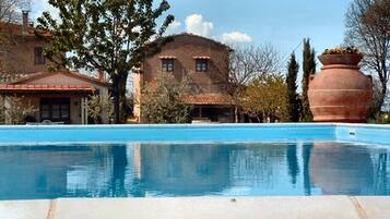 Piscine extérieure, parasols de plage, chaises longues
