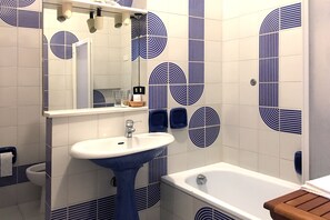 Basic Double Room, 1 Queen Bed, Non Smoking, Sea View | Bathroom