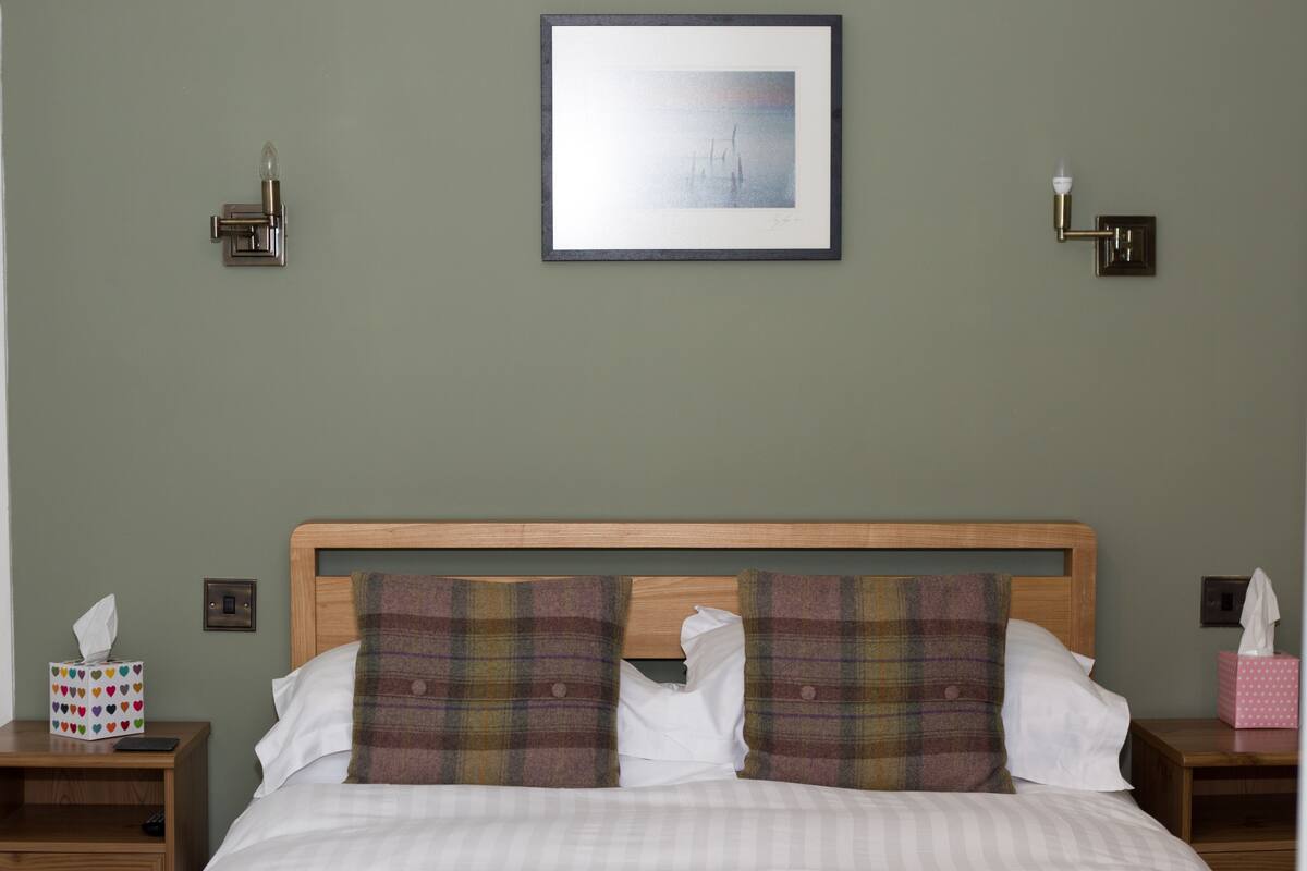 Habitación doble superior | Cortinas blackout, tabla de planchar con plancha y ropa de cama
