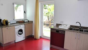 Full-size fridge, microwave, oven, stovetop