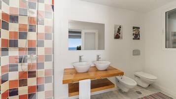 Vila standard, 3 quartos, piscina particular, vista para o oceano | Banheiro | Chuveiro, secador de cabelo, bidê, toalhas de banho