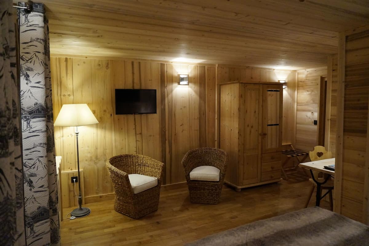 Kamar Double (La Croisse Baulet) | Meja kerja, kedap suara, setrika/meja setrika, dan Wi-Fi gratis