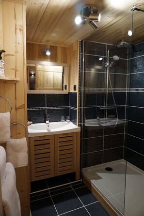 Double Room (La Croisse Baulet) | Bathroom | Towels - Maison d'hôtes La Barmaz (Combloux)