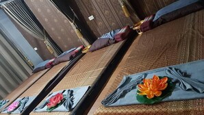 Una fila de sillones de masaje con diseños florales en los cojines, dispuestos en línea.