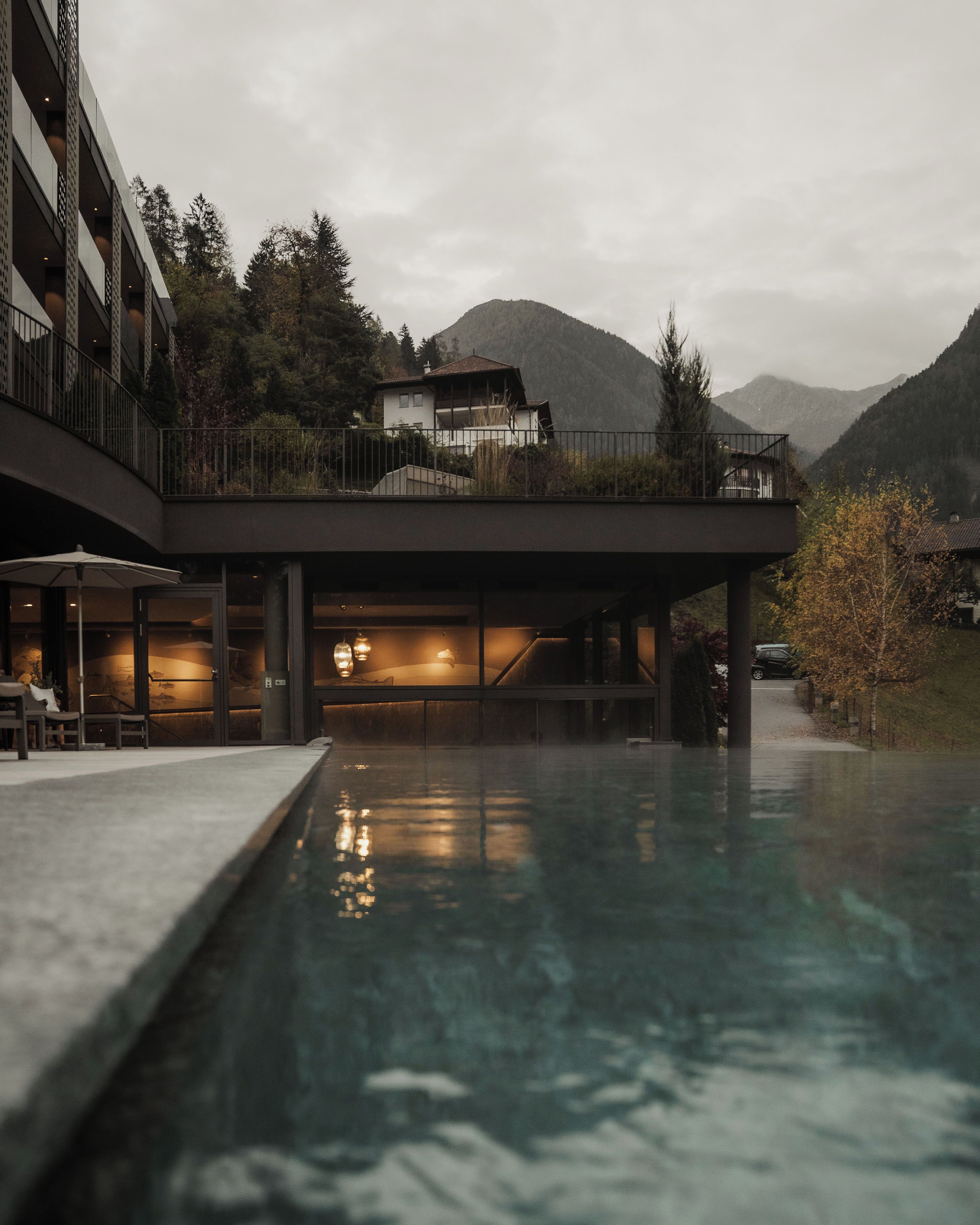 Una piscina techada, una piscina al aire libre