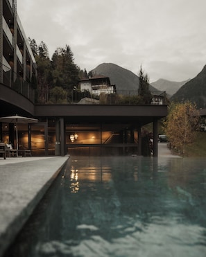 Hồ bơi trong nhà, hồ bơi ngoài trời, ghế dài tắm nắng