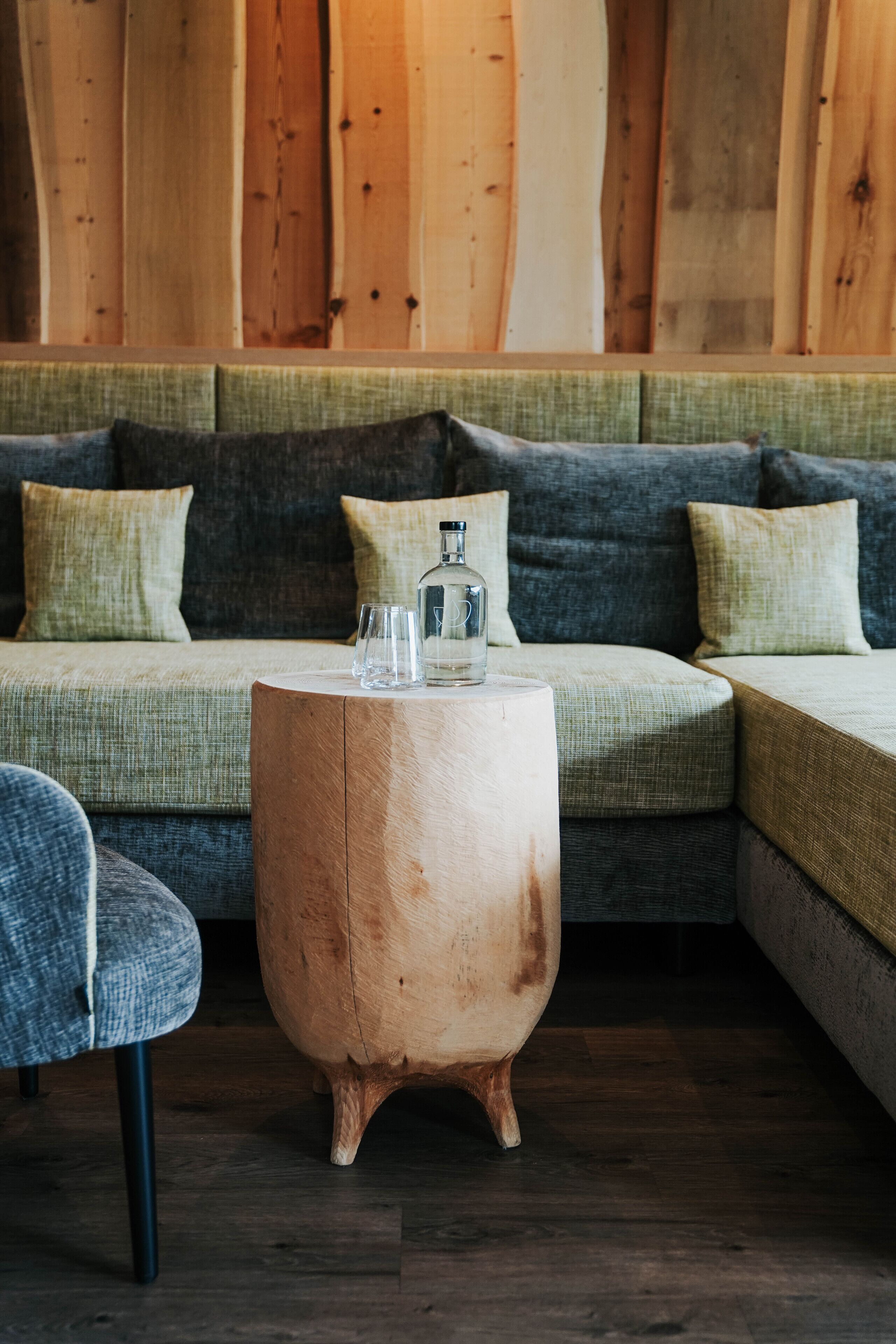 premium suite | living room | 32-inch flat-screen tv with digital channels, smart tv