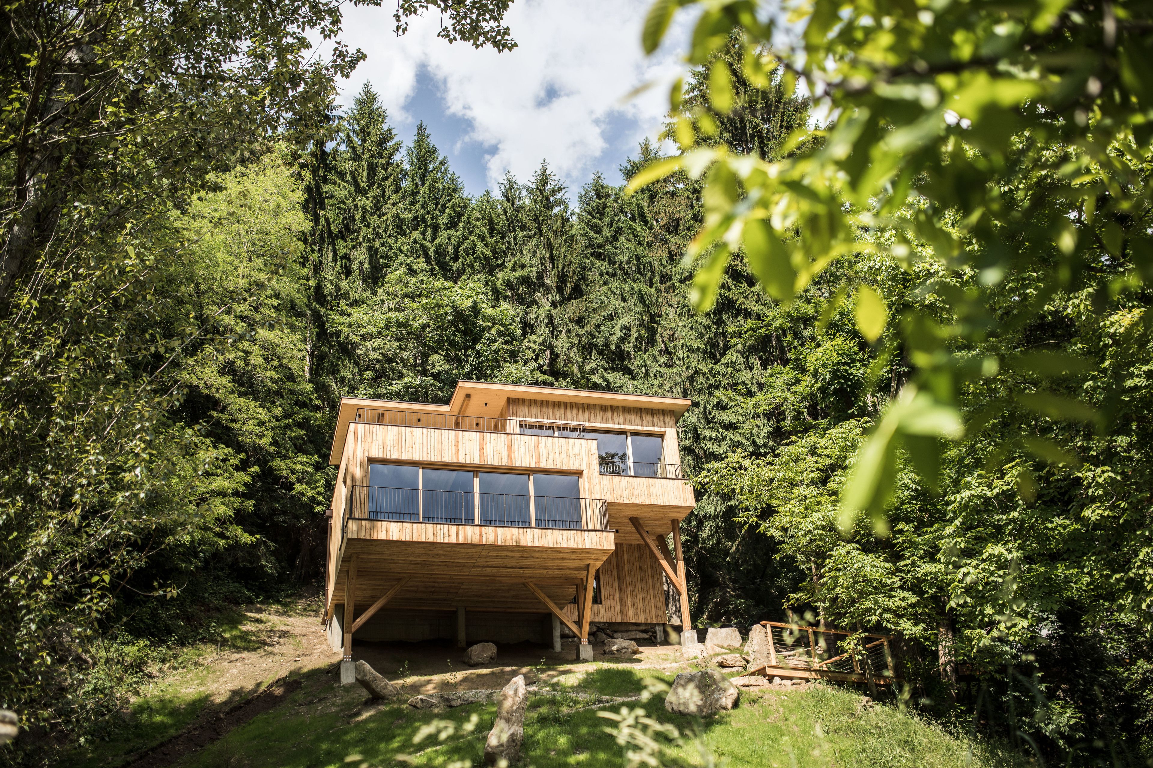 body treatments, hydrotherapy, hot stone massages, deep-tissue massages