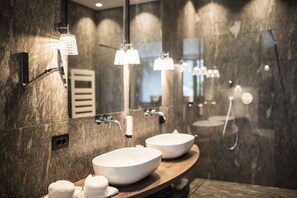 Deluxe Suite | Bathroom sink - Hotel Bad Fallenbach (San Leonardo in Passiria)