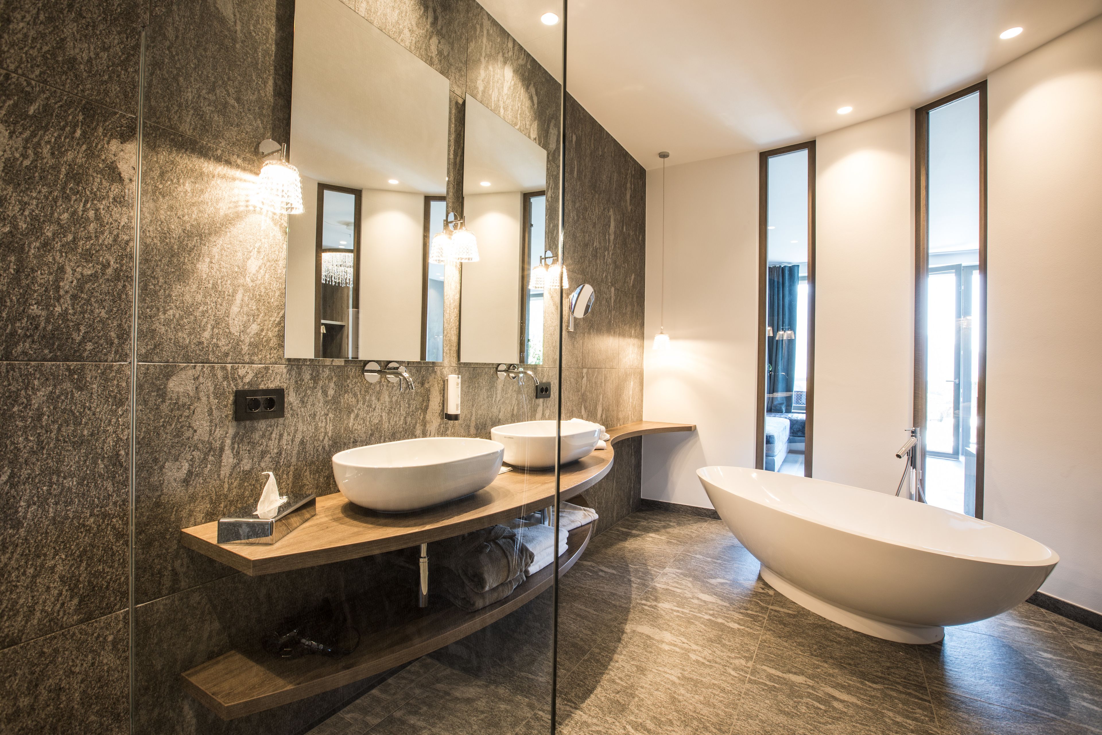 deluxe suite | deep-soaking bathtub