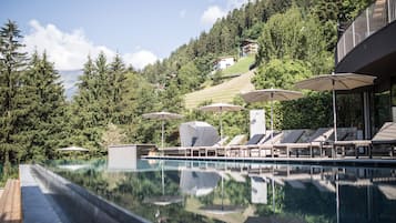 Innenpool, Außenpool, geöffnet von 07:30 Uhr bis 19:30 Uhr, Liegestühle