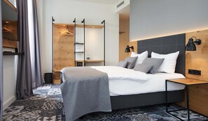 Caja de seguridad en la habitación, escritorio y cortinas blackout