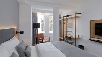 Caja de seguridad en la habitación, escritorio y cortinas blackout