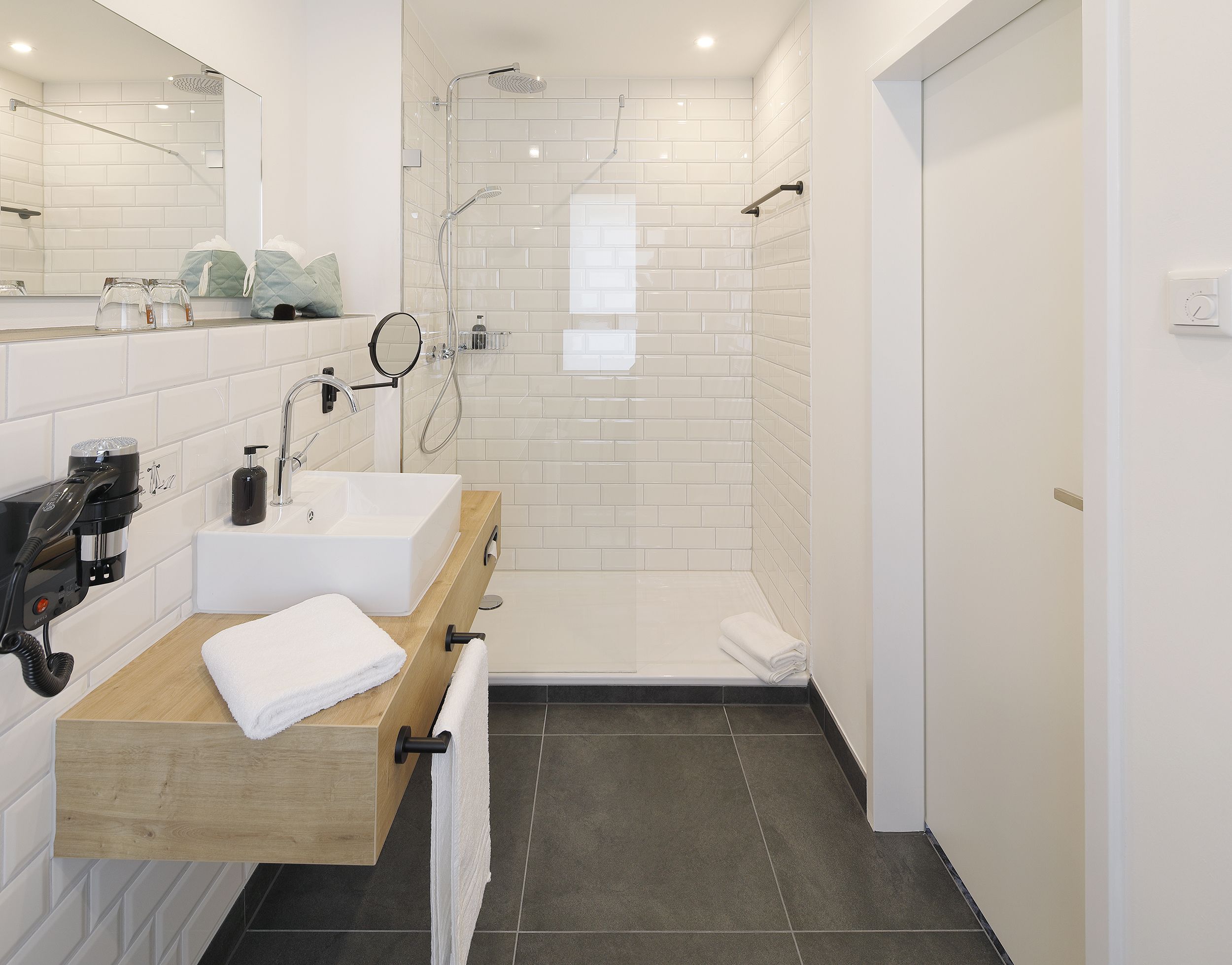 Habitación doble, 1 cama King size | Baño | Regadera, amenidades de baño gratuitas, secadora de cabello, toallas 
