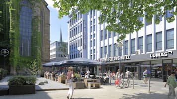 Een binnenplaats met terras, een koffiebar en een hotel genaamd 'Coffee Fellows Hotel'.