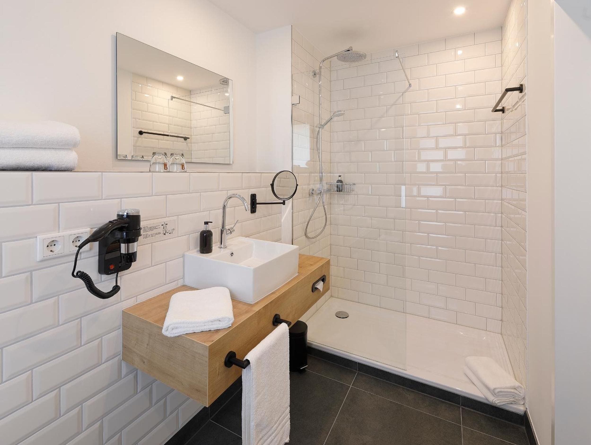 shower, free toiletries, hair dryer, towels