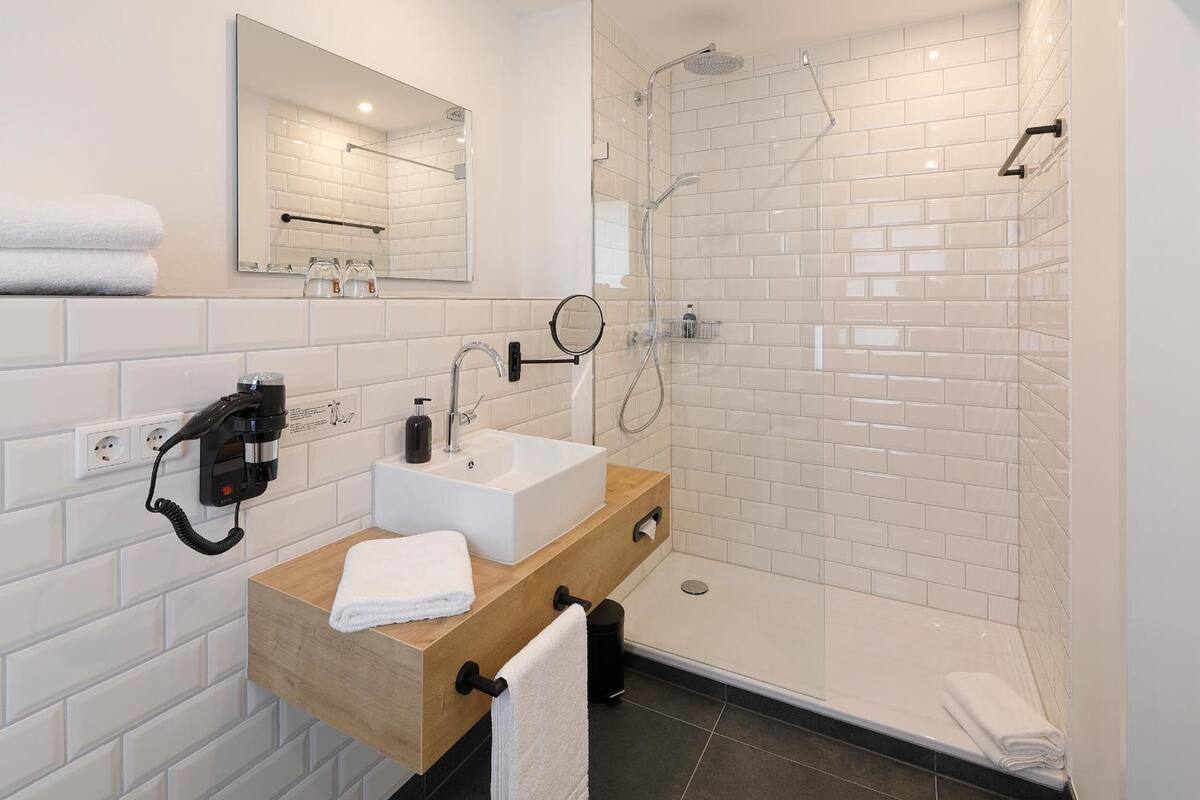 shower, free toiletries, hair dryer, towels