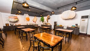 朝食 (テイクアウト)、毎日提供 (無料)