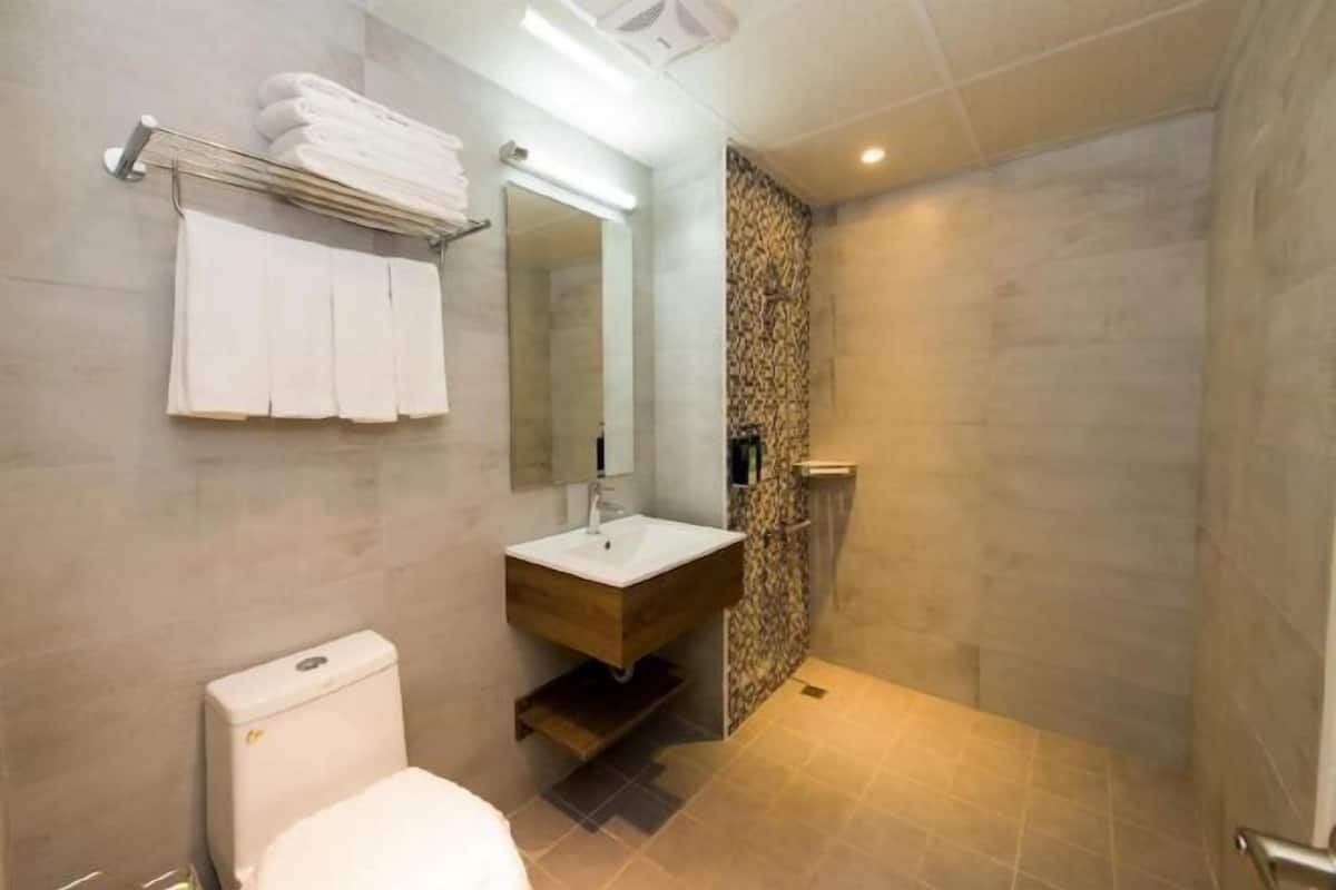 Baño | Ducha, artículos de higiene personal gratuitos y secador de pelo