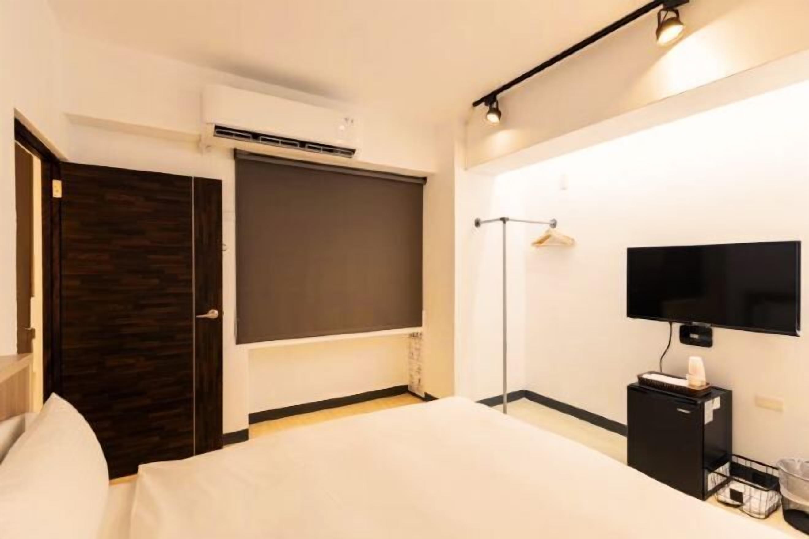 Desk, blackout drapes, soundproofing, free WiFi