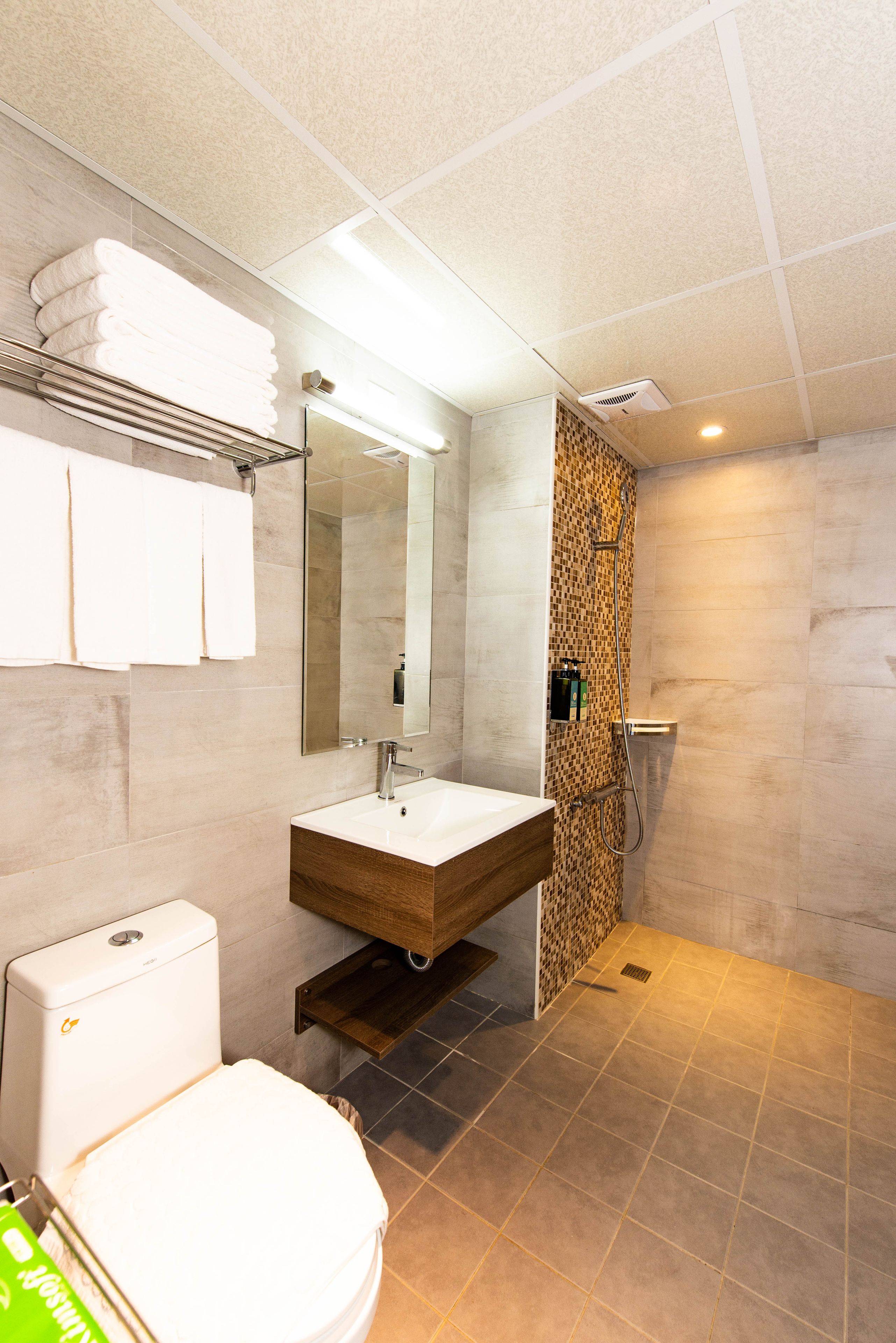 shower, free toiletries, hair dryer, slippers