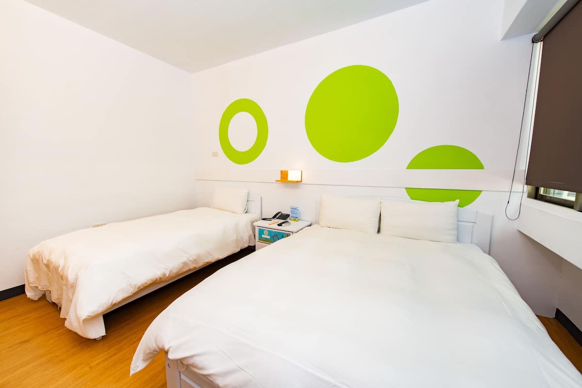 Habitación triple clásica, varias camas | Escritorio, cortinas opacas, sistema de insonorización y wifi gratis