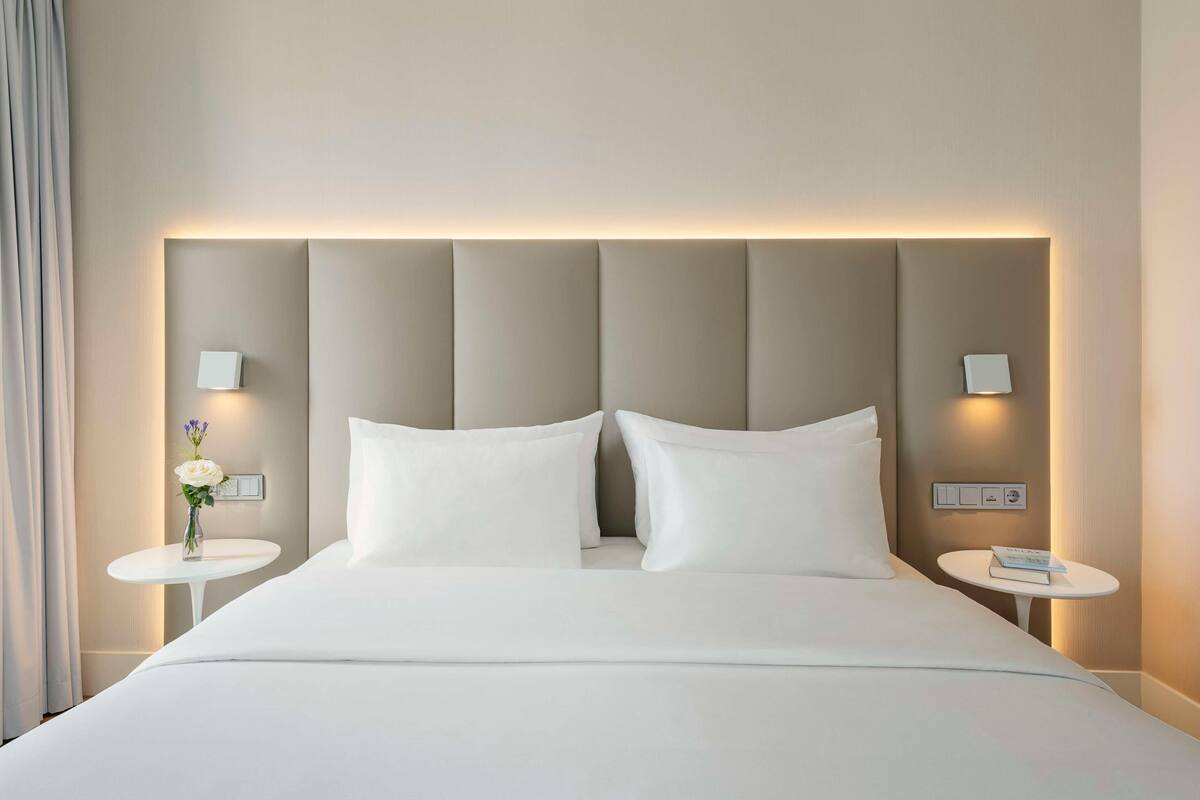 Meja kerja, setrika/meja setrika, dan tempat tidur bayi gratis