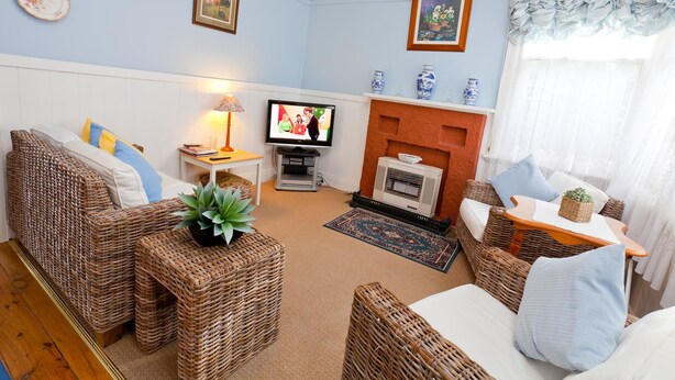 City Cottage, 2 Bedrooms, Patio, Courtyard View | Living room - Pammys Palace (Mildura)