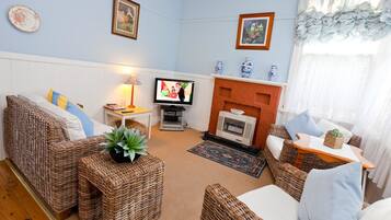 Cottage Kota, 2 kamar tidur, patio, pemandangan halaman | Ruang keluarga | TV plasma dan pemutar DVD