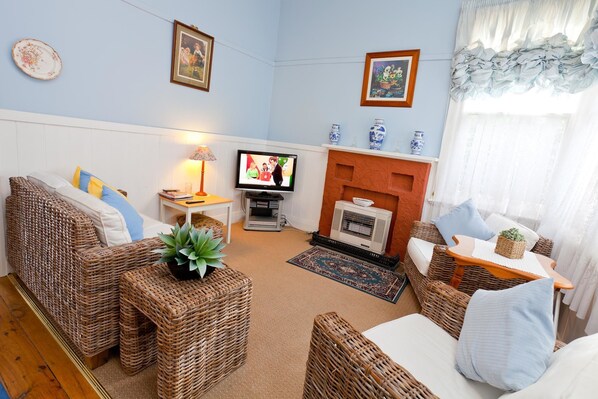 City Cottage, 2 Bedrooms, Patio, Courtyard View | Living room