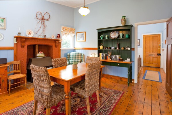 City-Ferienhaus, 2 Schlafzimmer, Terrasse, Blick auf den Innenhof | Essbereich im Zimmer