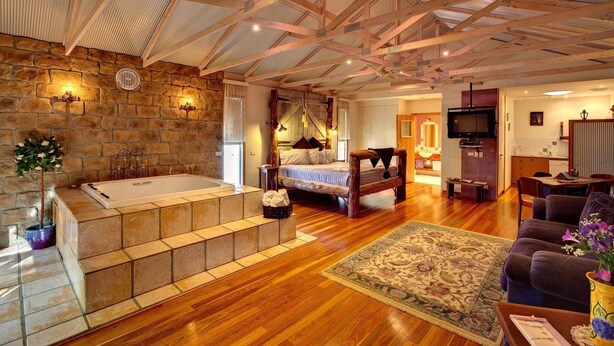 City Apartment, 1 King Bed, Hot Tub - Ditto Daddys (Mildura)