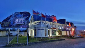 Hotel Europa, con varias banderas, un letrero de club de juego y una gran estructura circular.