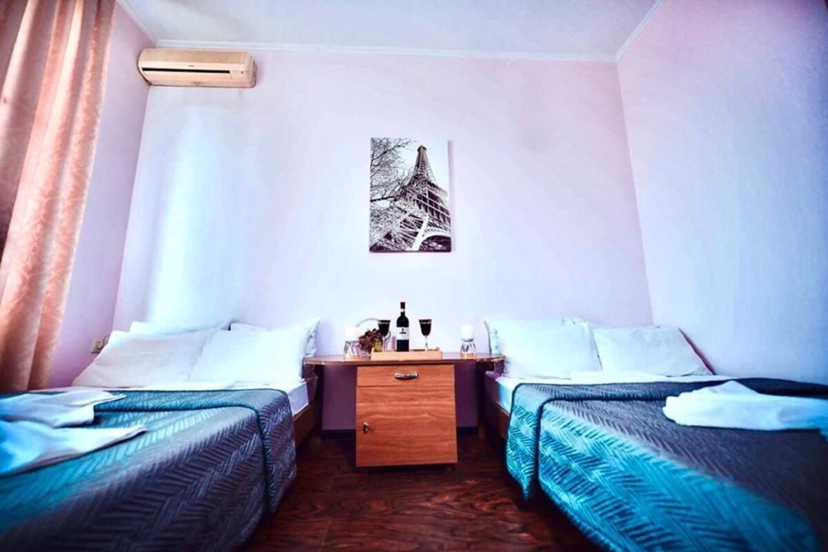 Ropa de cama de alta calidad, minibar, escritorio y cortinas blackout 