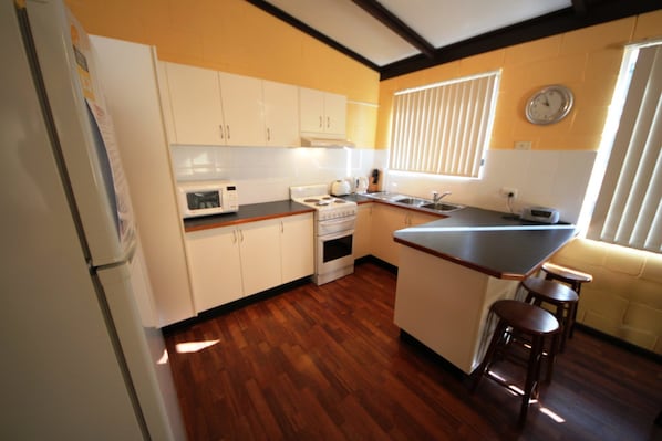 Habitación con 1 cama matrimonial o 2 individuales | Cocina privada | Refrigerador con congelador, microondas, horno y parrilla de estufa